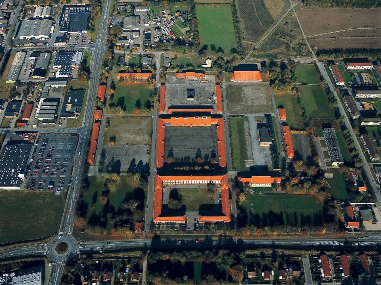 Billede 1 - Velbeliggende garage -og lager lejemål på den gamle Kaserne.