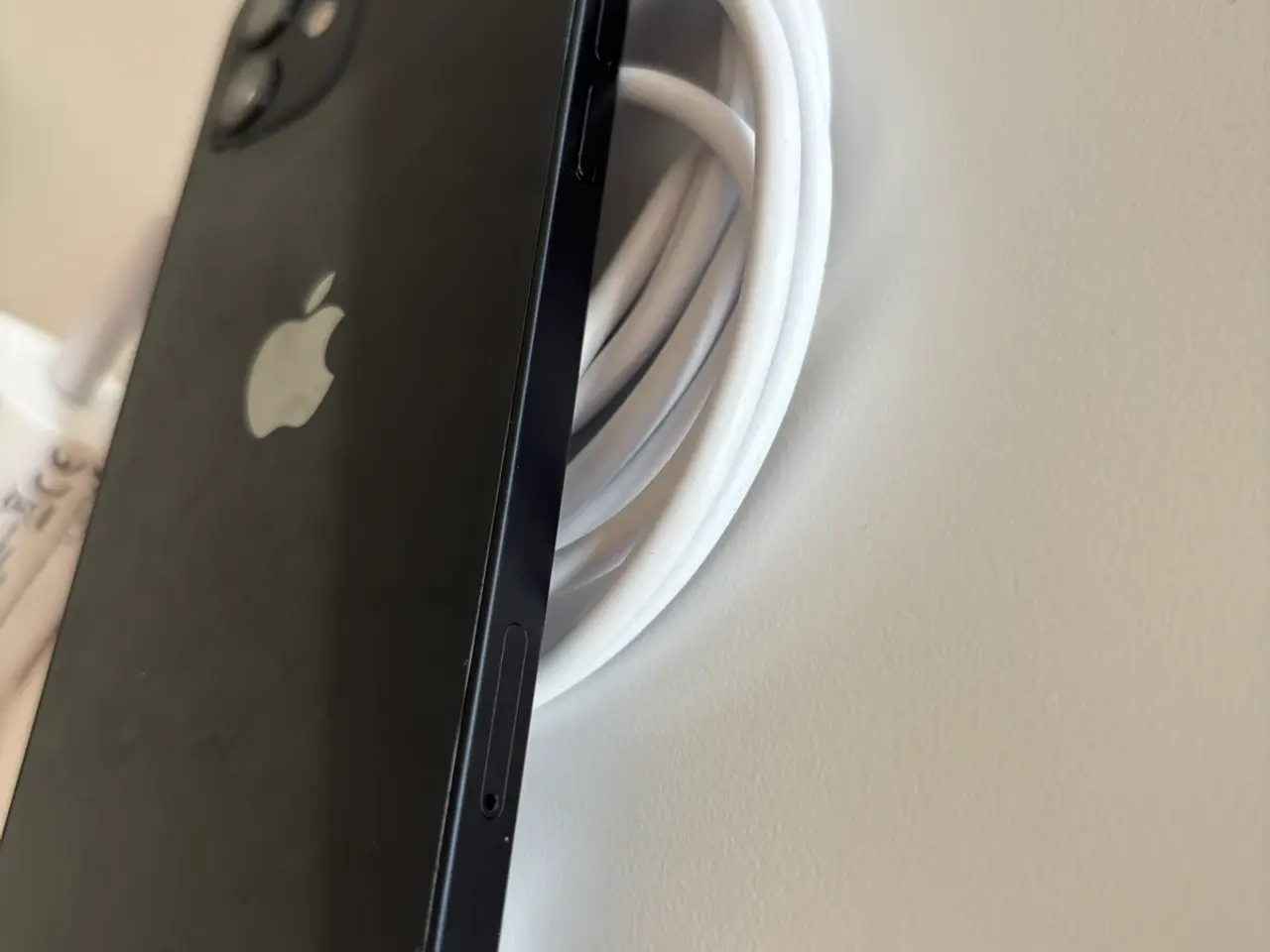 Billede 3 - Velholdt iPhone 12 64gb i sort