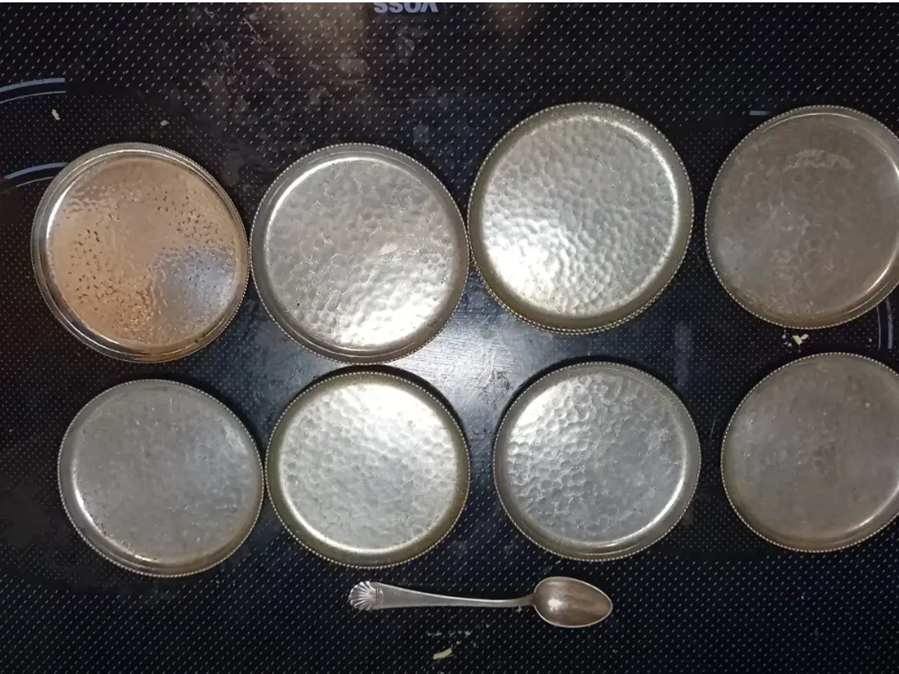 Billede 1 - 9 hamrede coasters i tin. Mangler en på billedet.