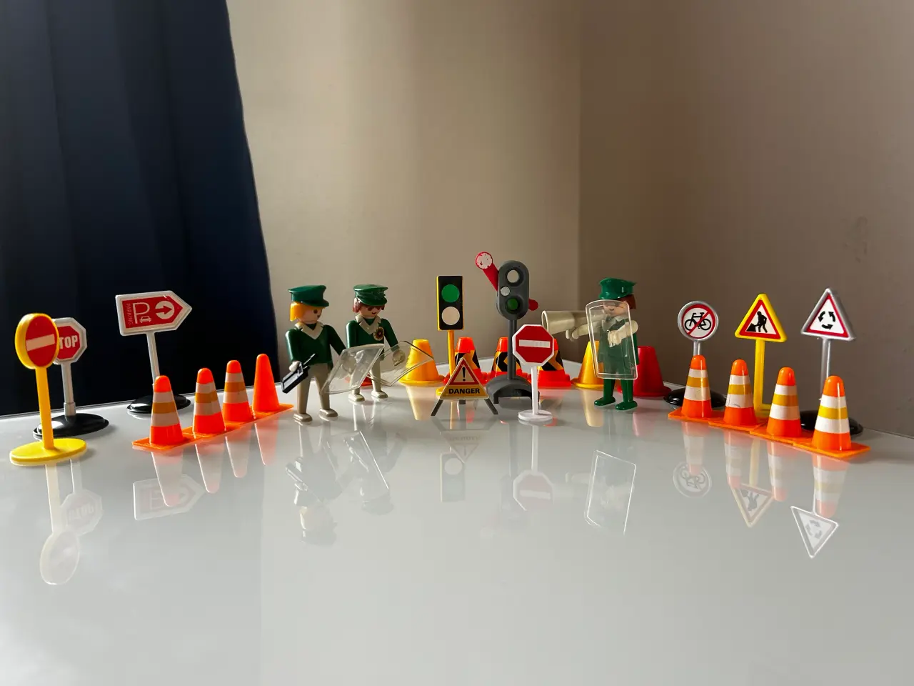 Billede 1 - Playmobil vej skilte med figurer