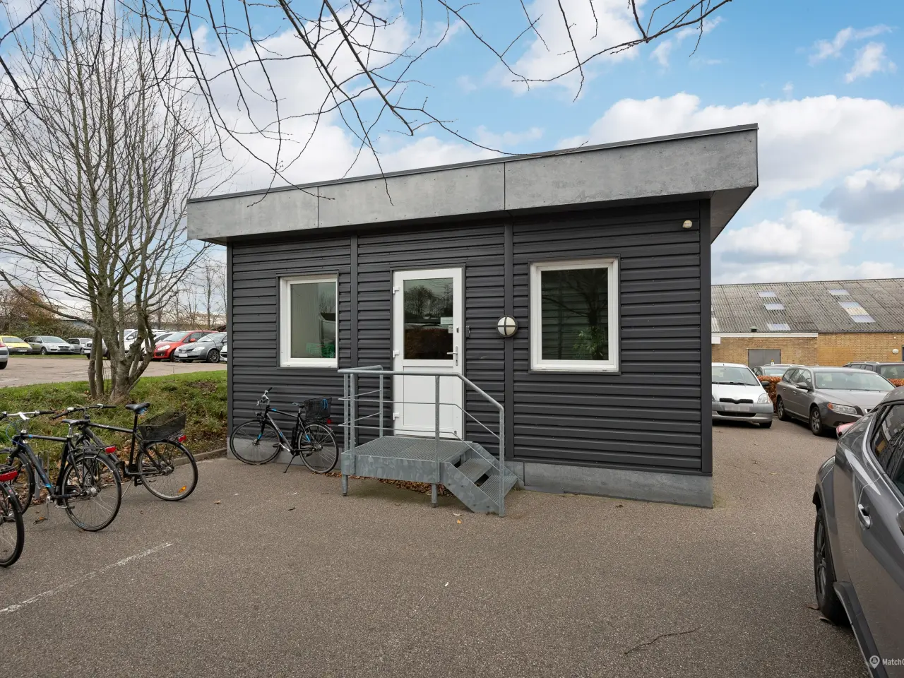 Billede 1 - Centralt og praktisk velbeliggende kontorpavillion.