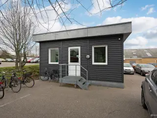 Centralt og praktisk velbeliggende kontorpavillion.