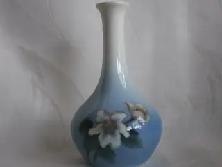 Vase med blomst fra Bing og Grøndahl 
