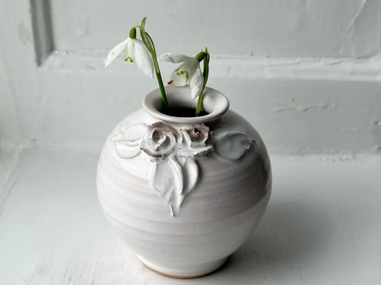 Billede 1 - Lille hvid kuglevase m keramikblomster