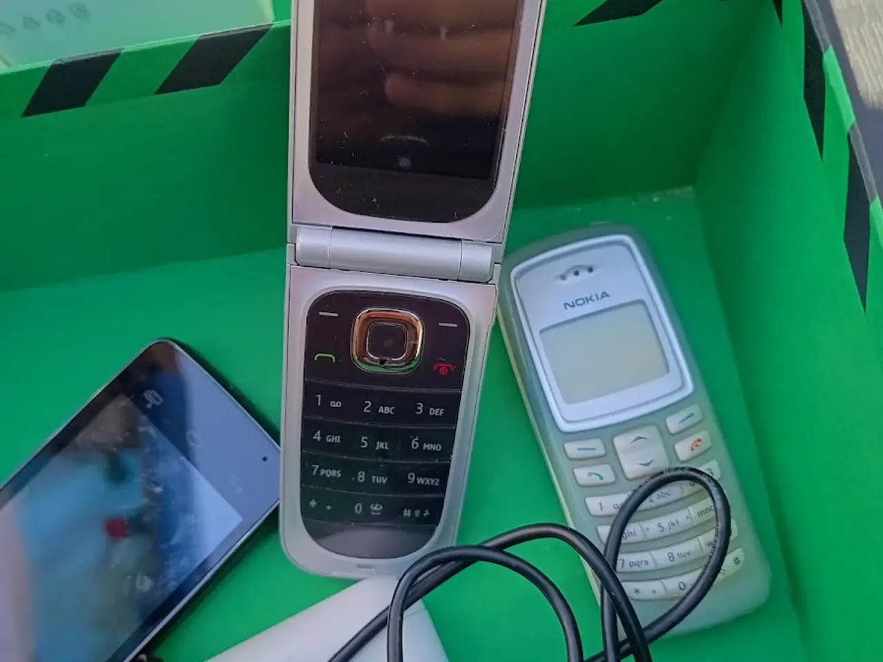 Billede 8 - Rodekasse med gl. mobiler og andet