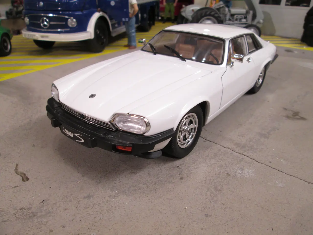 Billede 1 - Modelbil Jaguar Xjs Road Signature 1:18