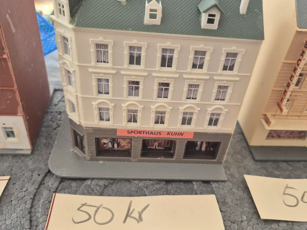 Billede 8 - Forskellige modelhuse og 1 lokomotiv