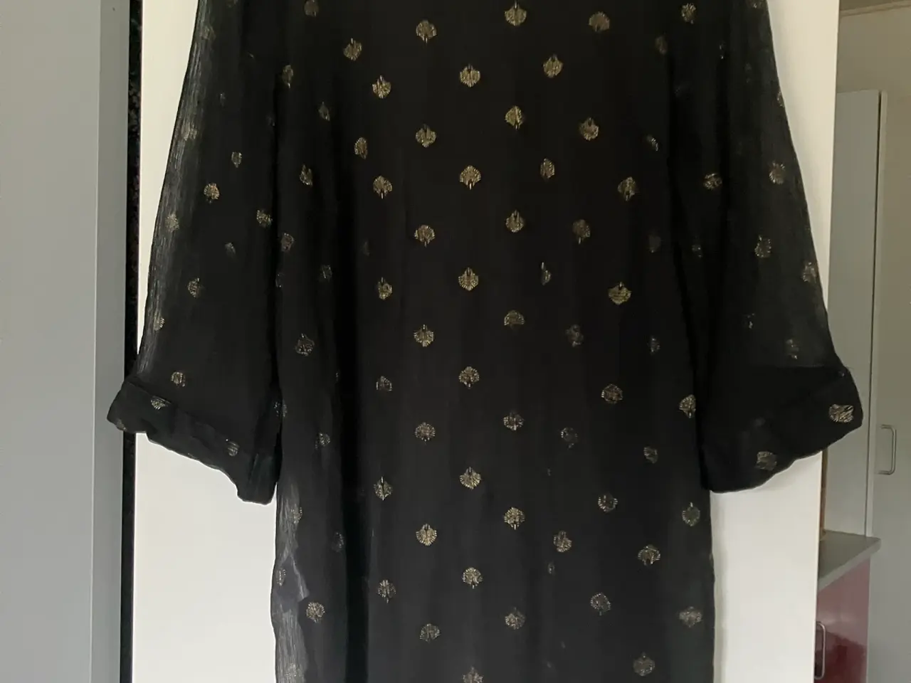 Billede 1 - Damebluse m/ guldmønster