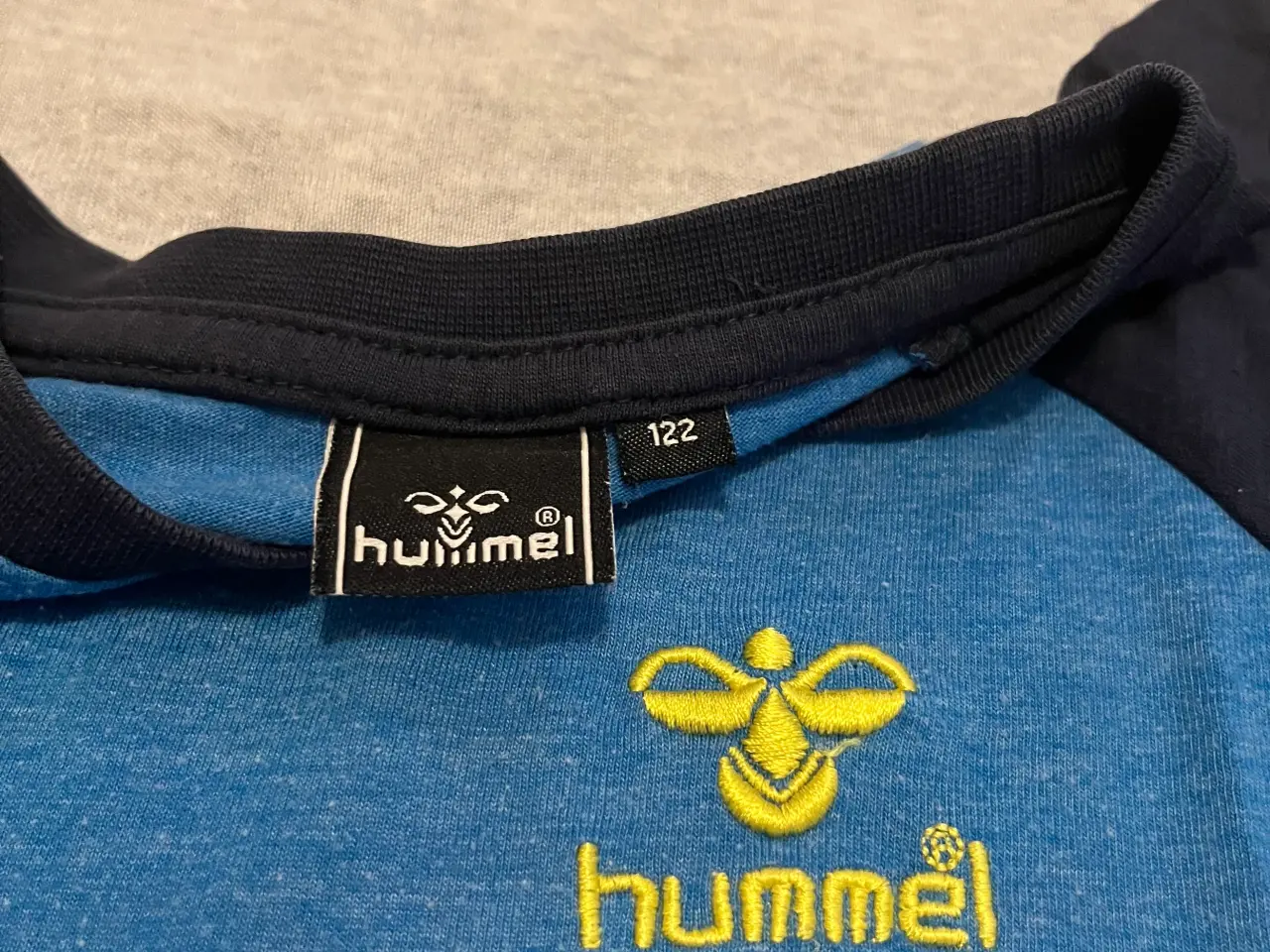 Billede 3 - T-shirt fra Hummel. 