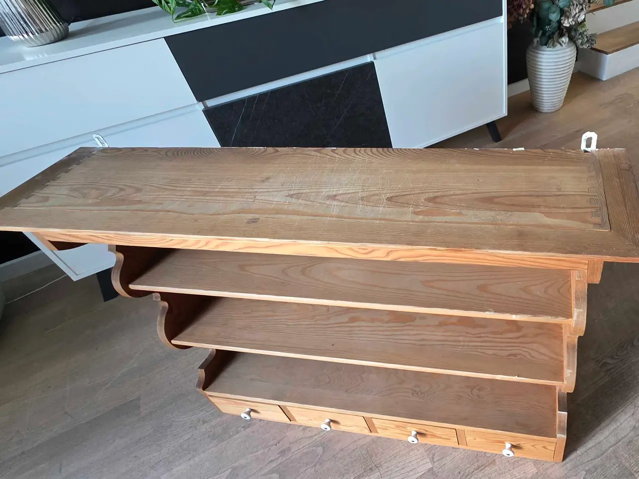 Billede 6 - Hylde af træ med skuffer. Ca. 40 - 50 år gammel.