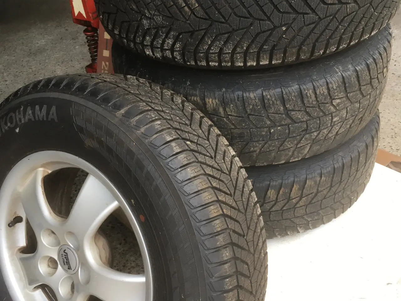Billede 2 - Vinter dæk på fælge, 225/70 R 16" har kørt på Rav4