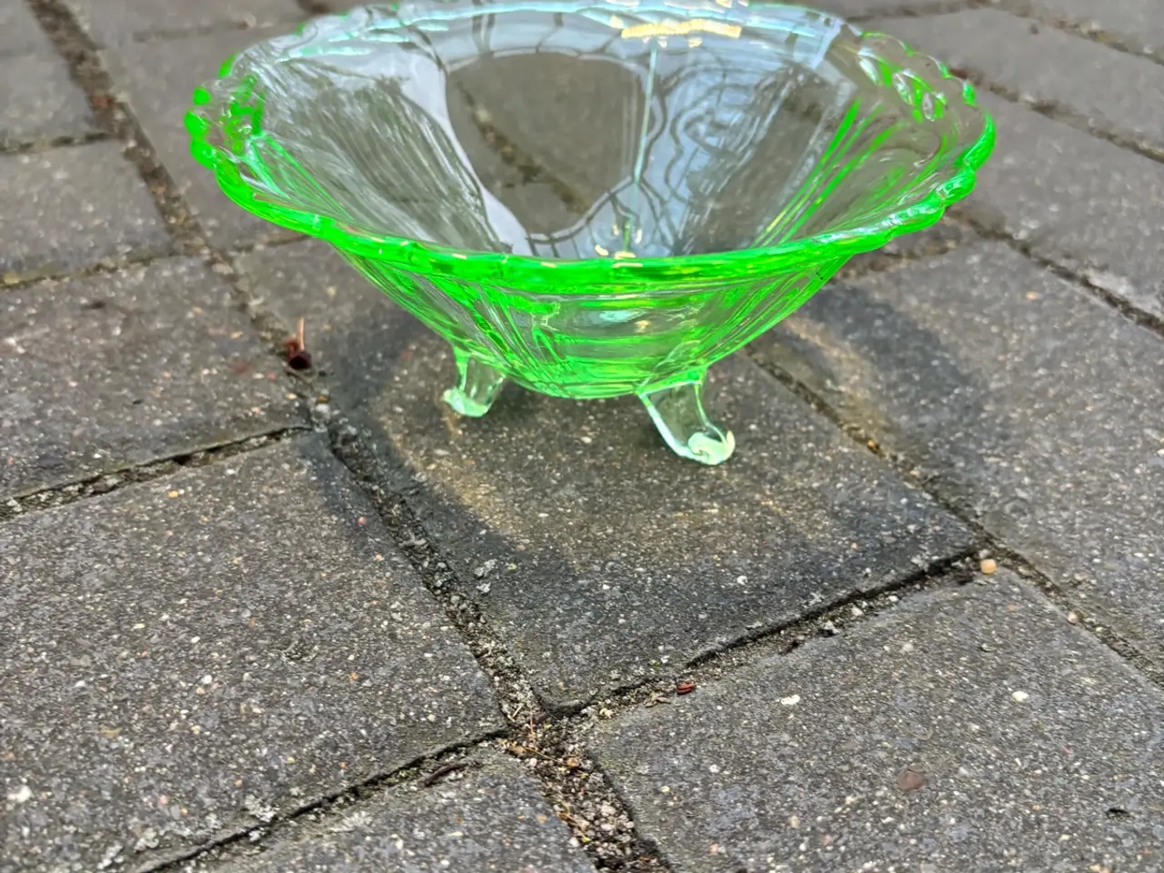 Billede 1 - Smuk vintage uran-glasskål på fod – Et lysende fun