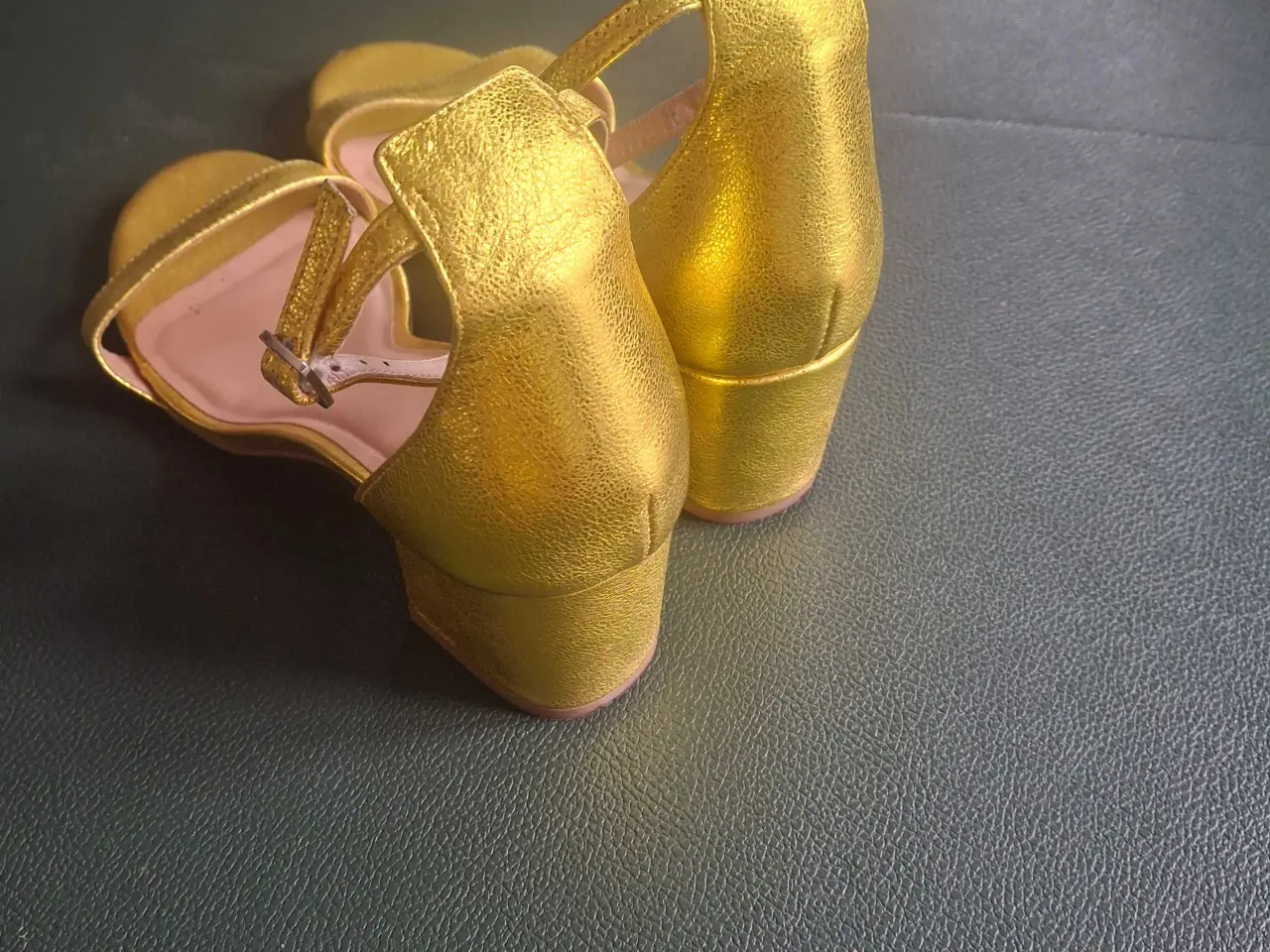 Billede 2 - Fin guldsandal