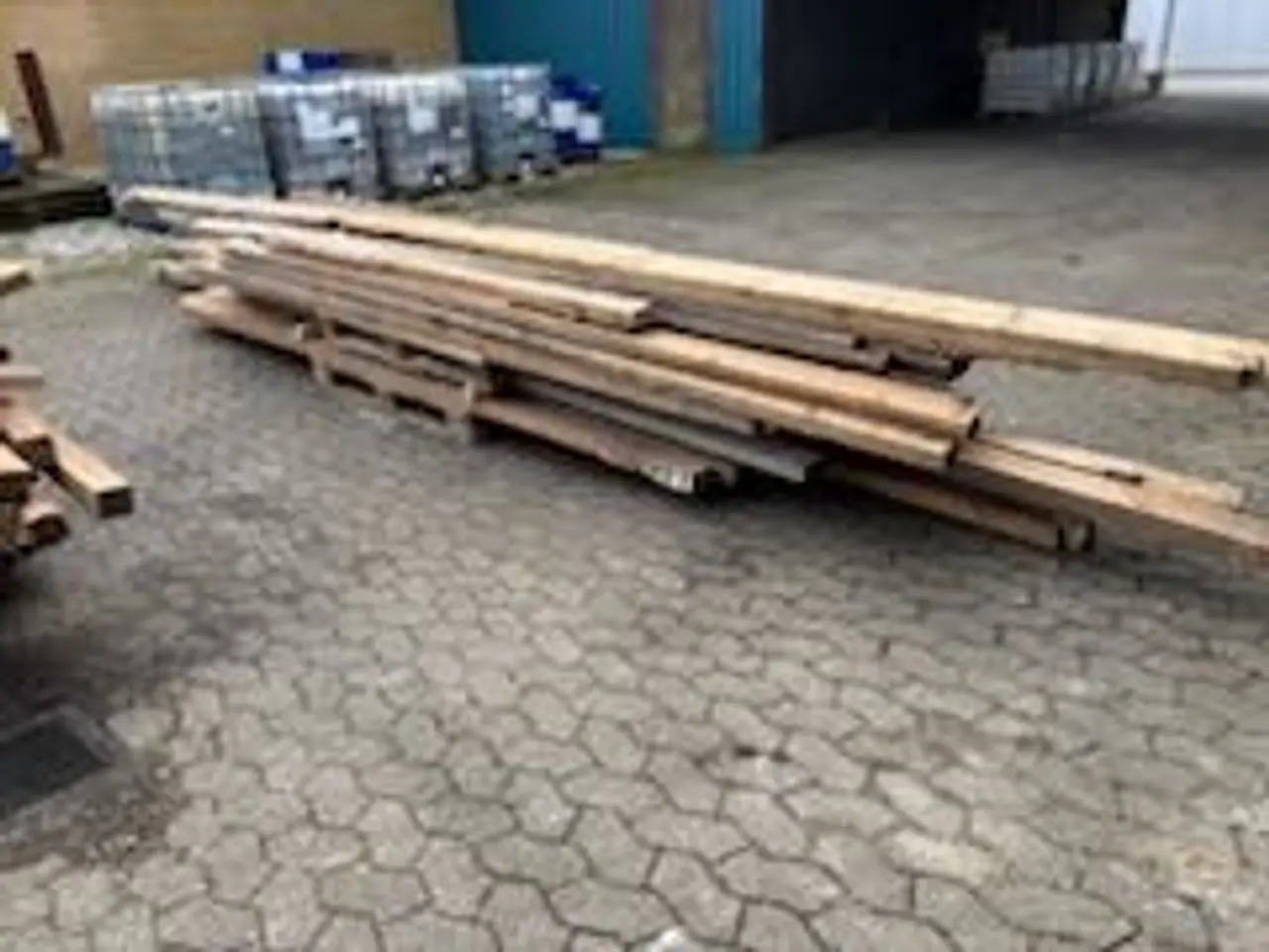 Billede 1 - Brugt planker og brædder. 