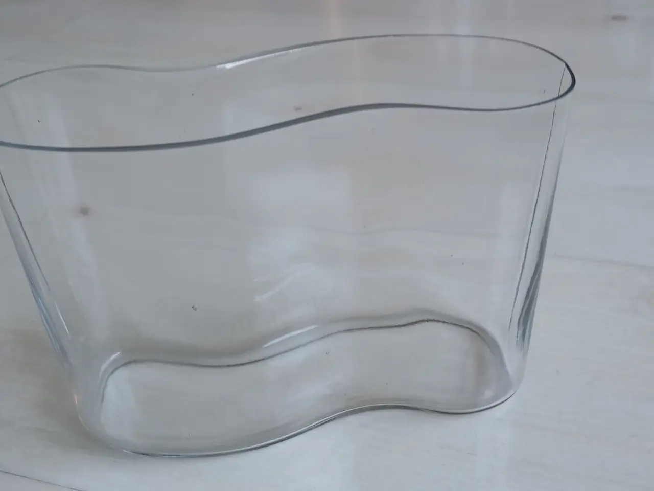 Billede 1 - Tulipan vase. Bølget form. Klar glas.