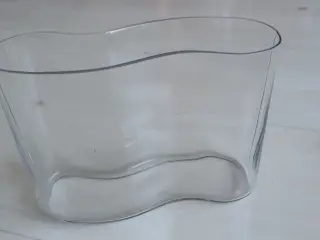Tulipan vase. Bølget form. Klar glas.