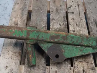 John Deere 2450 R.H. Liftarm AL26679