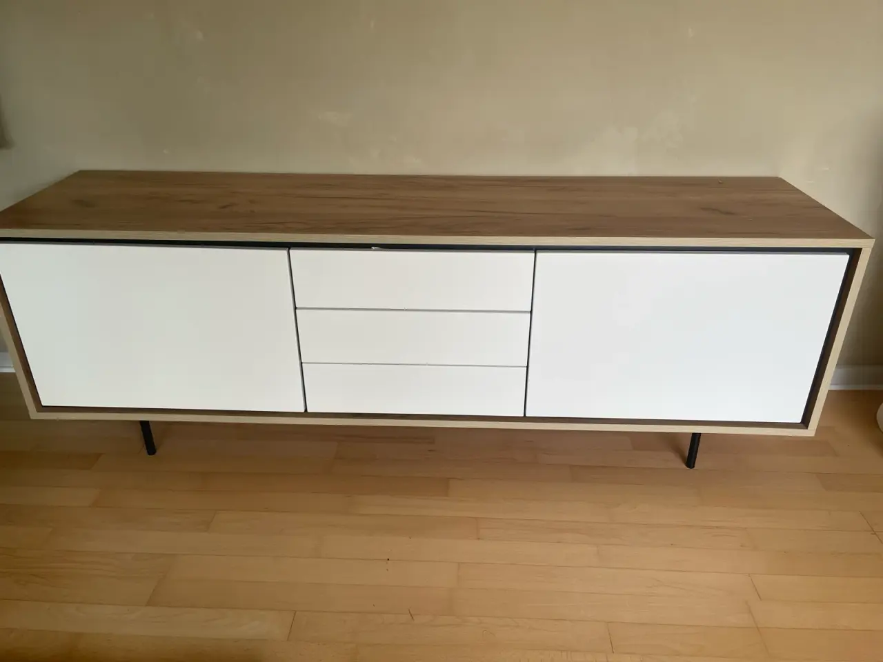 Billede 1 - Tv bord med 2 låger og 3 skuffer