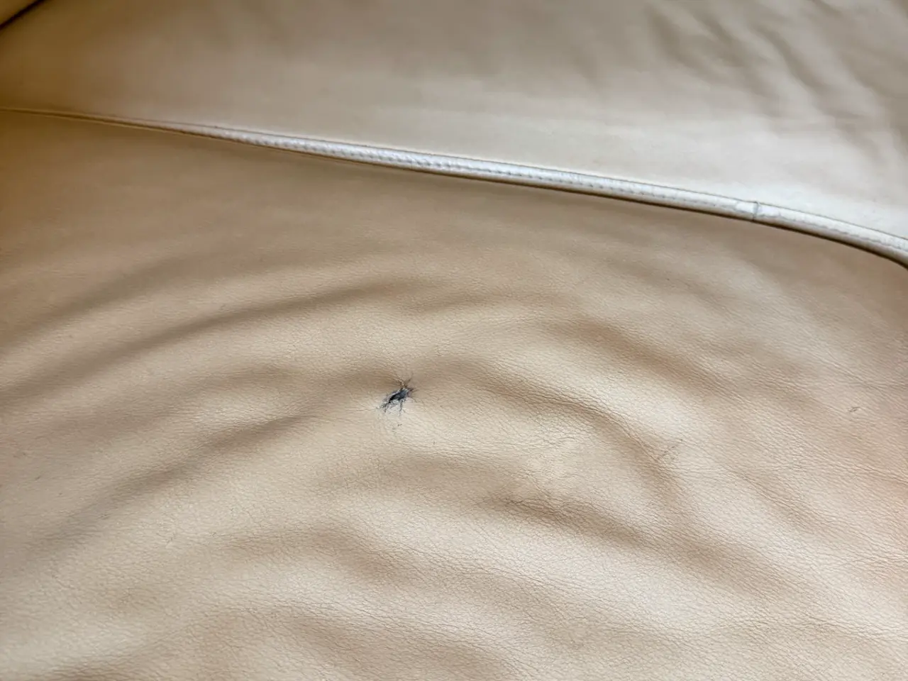 Billede 7 - Lækker Skalma hjørnesofa i råhvidt læder m. matche