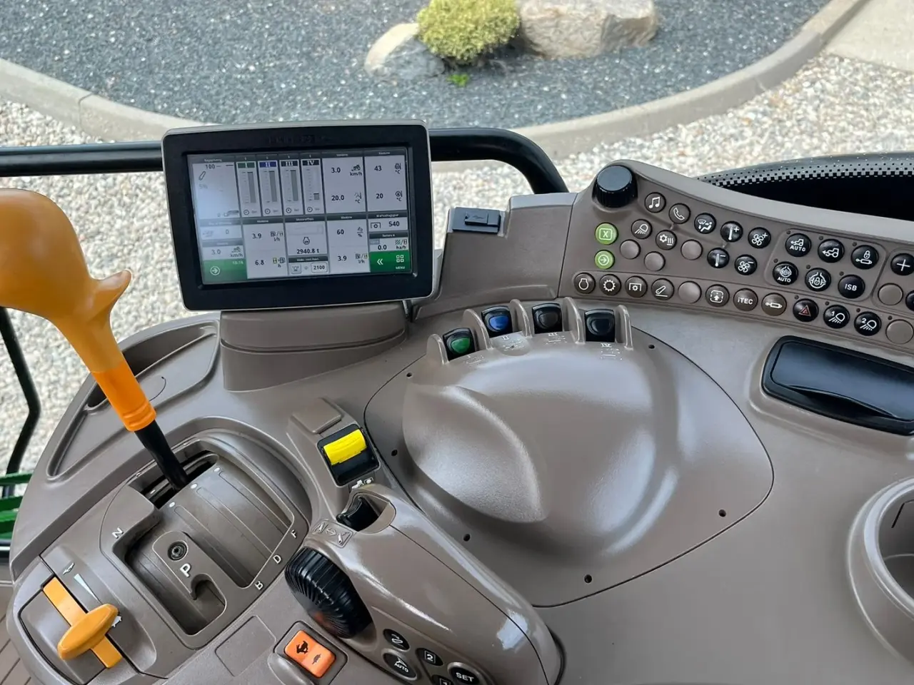 Billede 7 - John Deere 6135R Krybegear, frontlift, TLS Affjedret foraksel og affjedret kabine samt luft anlæg