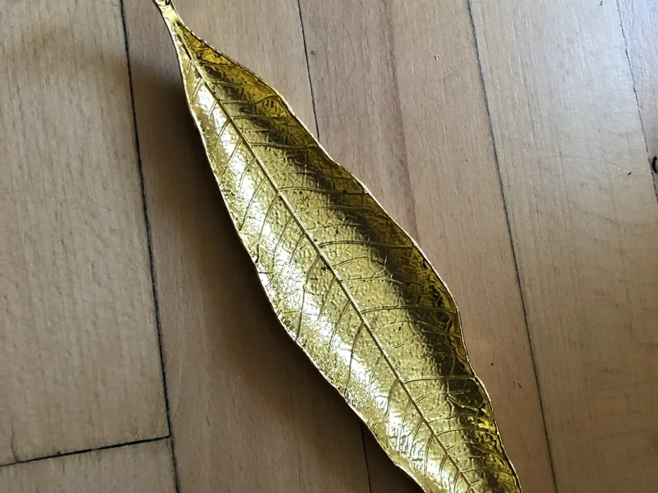 Billede 1 - Fin røgelseholder i guld med blad motiv