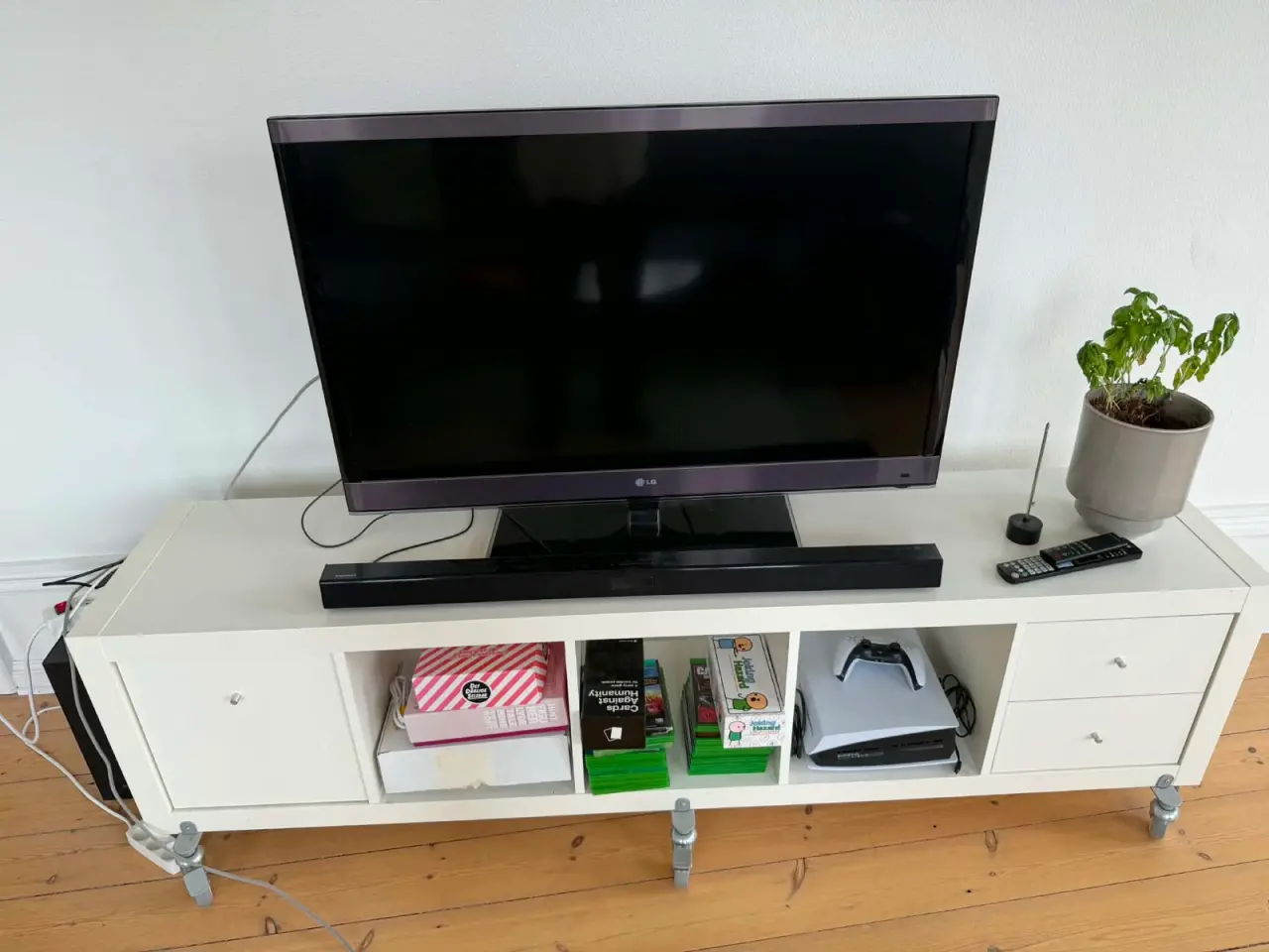 Billede 1 - IKEA TV-bord på hjul