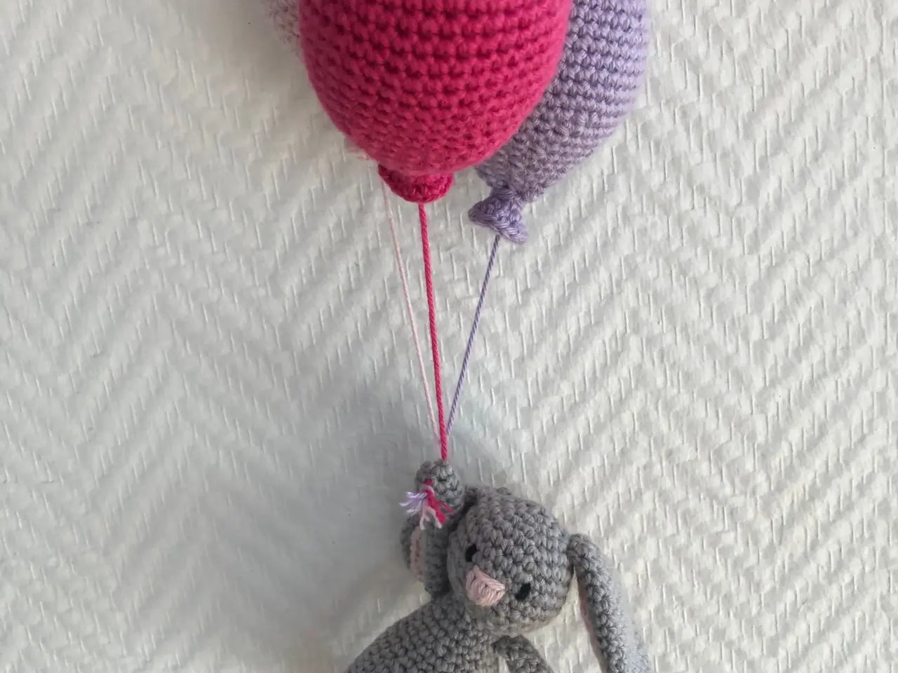 Billede 1 - Uro. Hæklet kanin, elefant, flodhest med balloner