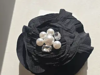 Elegant sort hårblomst / hårspænde med klemme