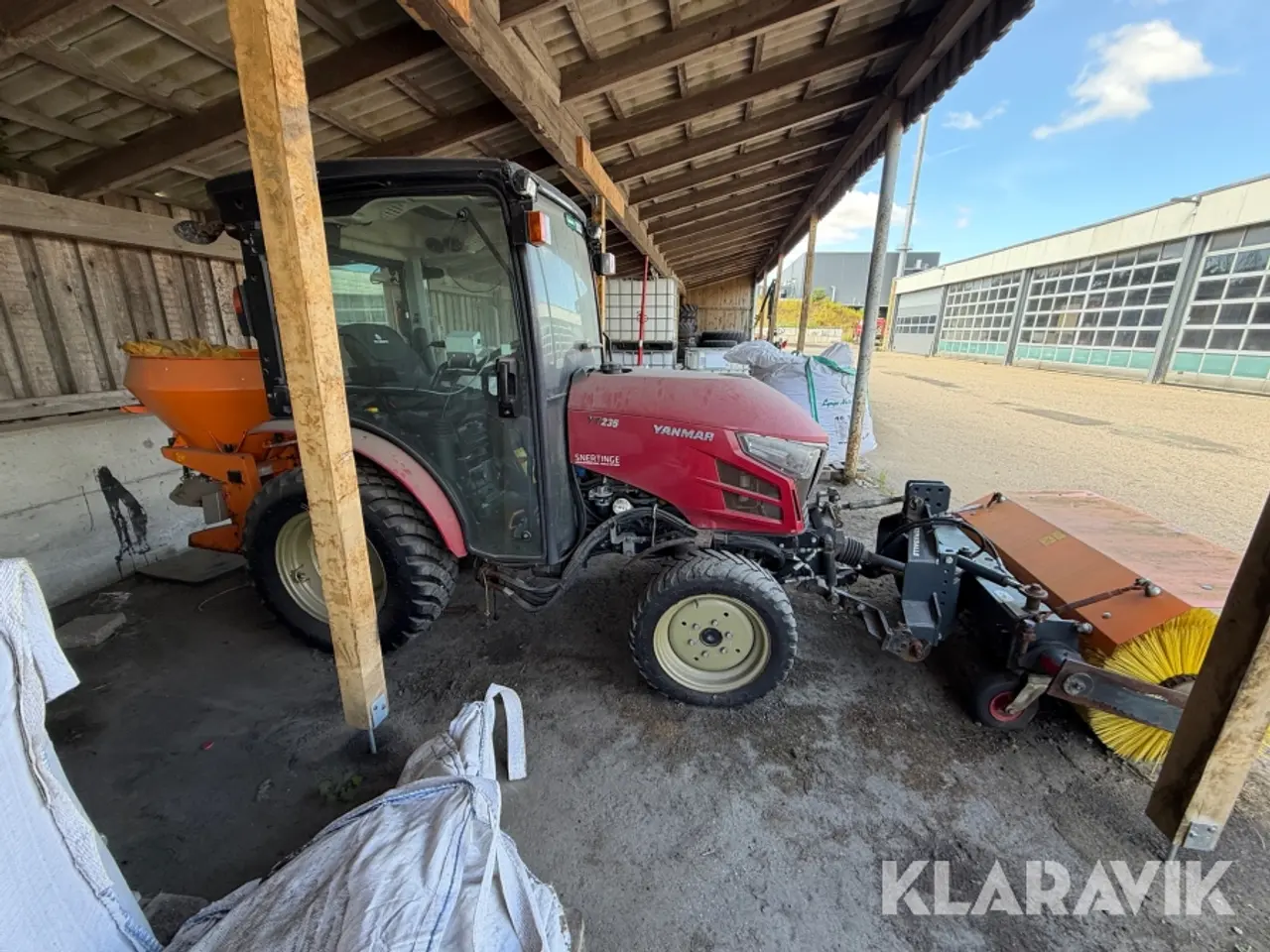 Billede 4 - Traktor Yanmar YT235 - med kost og spreder