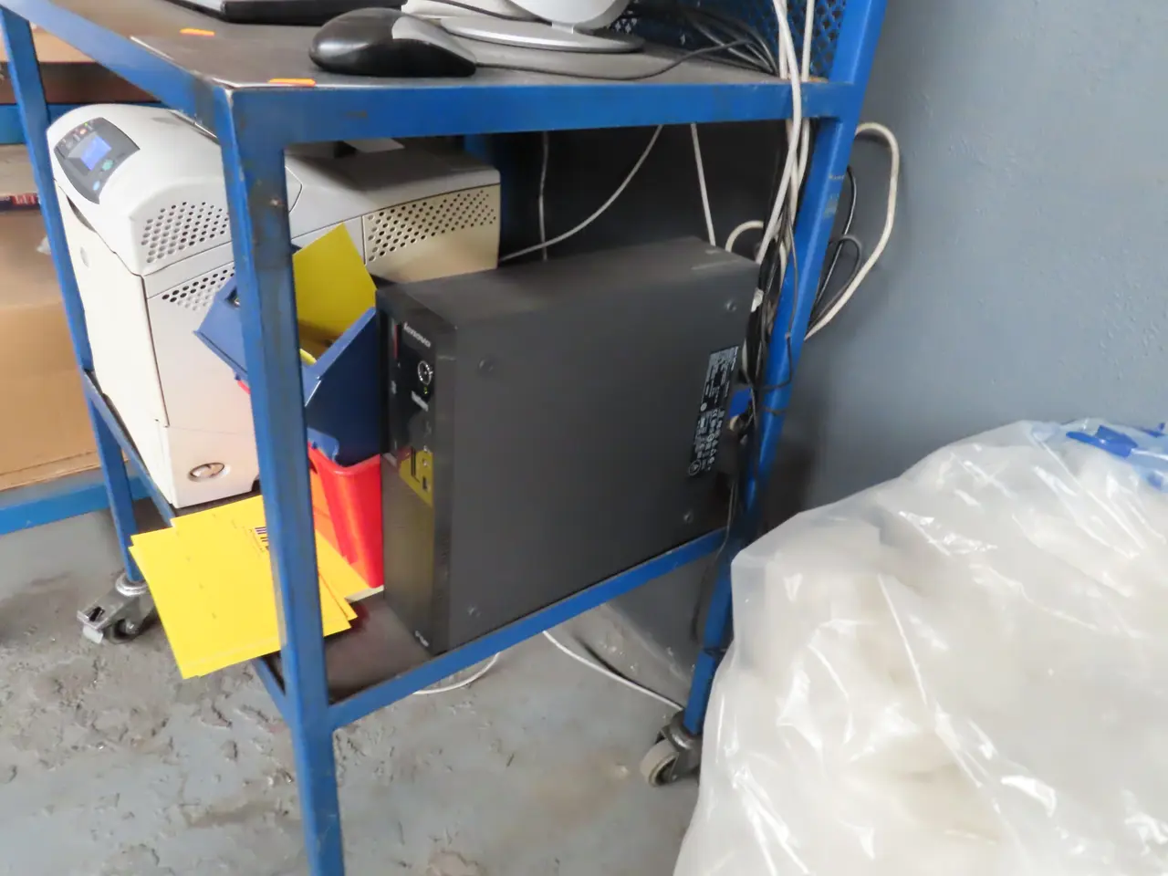 Billede 6 - Opbevaringsvogn med computerskærm, tastatur, printer m.m.