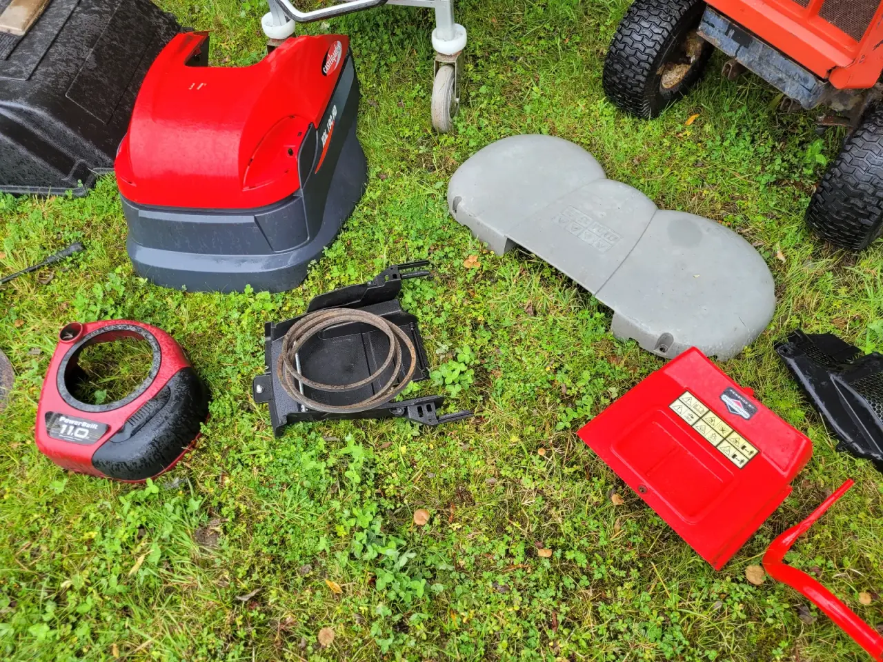 Billede 13 - 16 plæneklipper, 4 havetraktor samt en masse småde