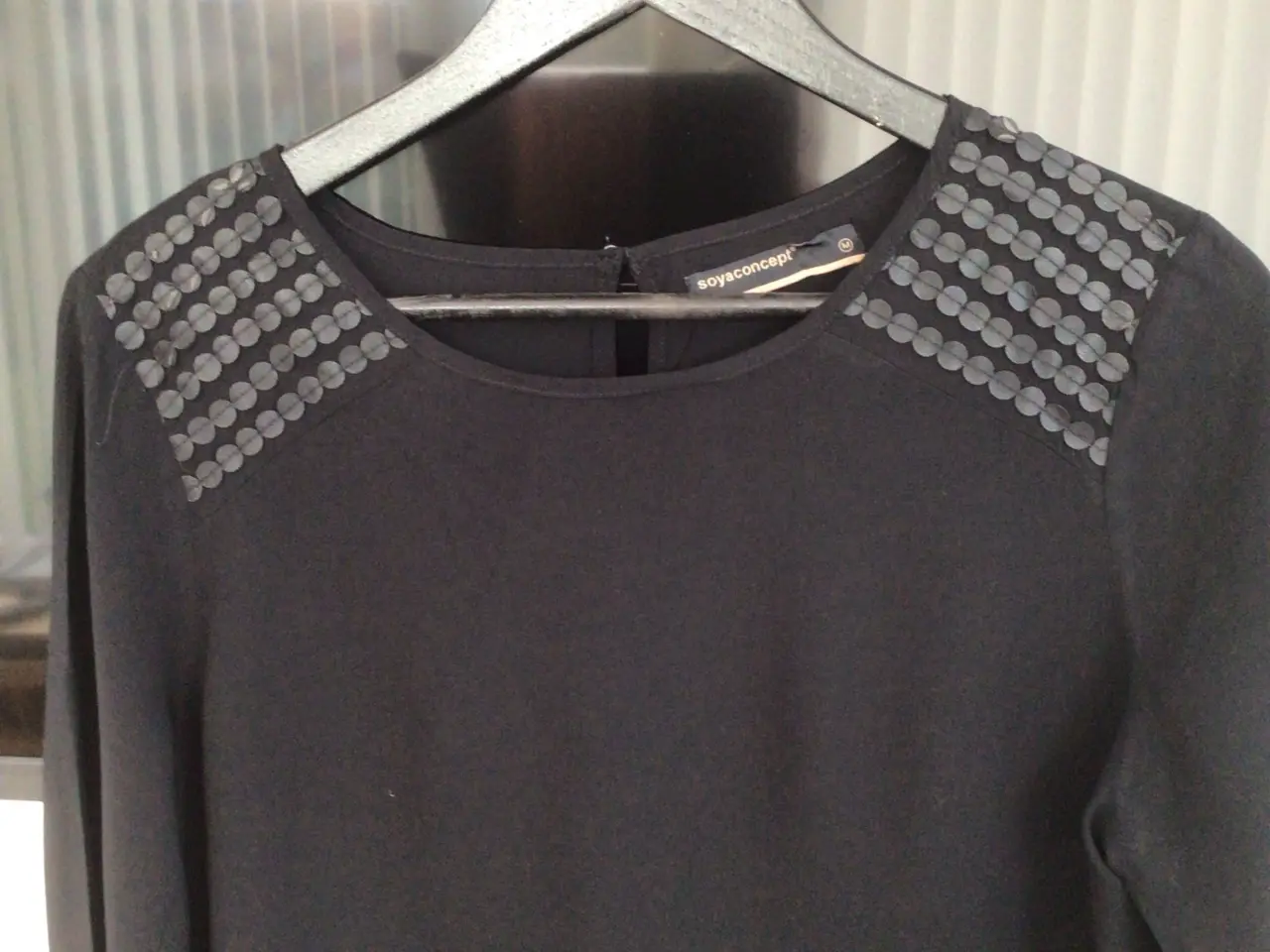 Billede 2 - Sort Soyaconcept bluse med paletter skuler str.M