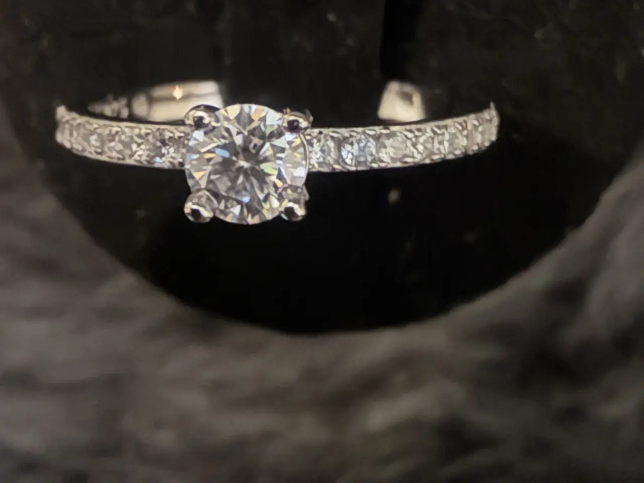 Billede 2 - Smuk Ring m. 0,3carat moissanite Diamant 