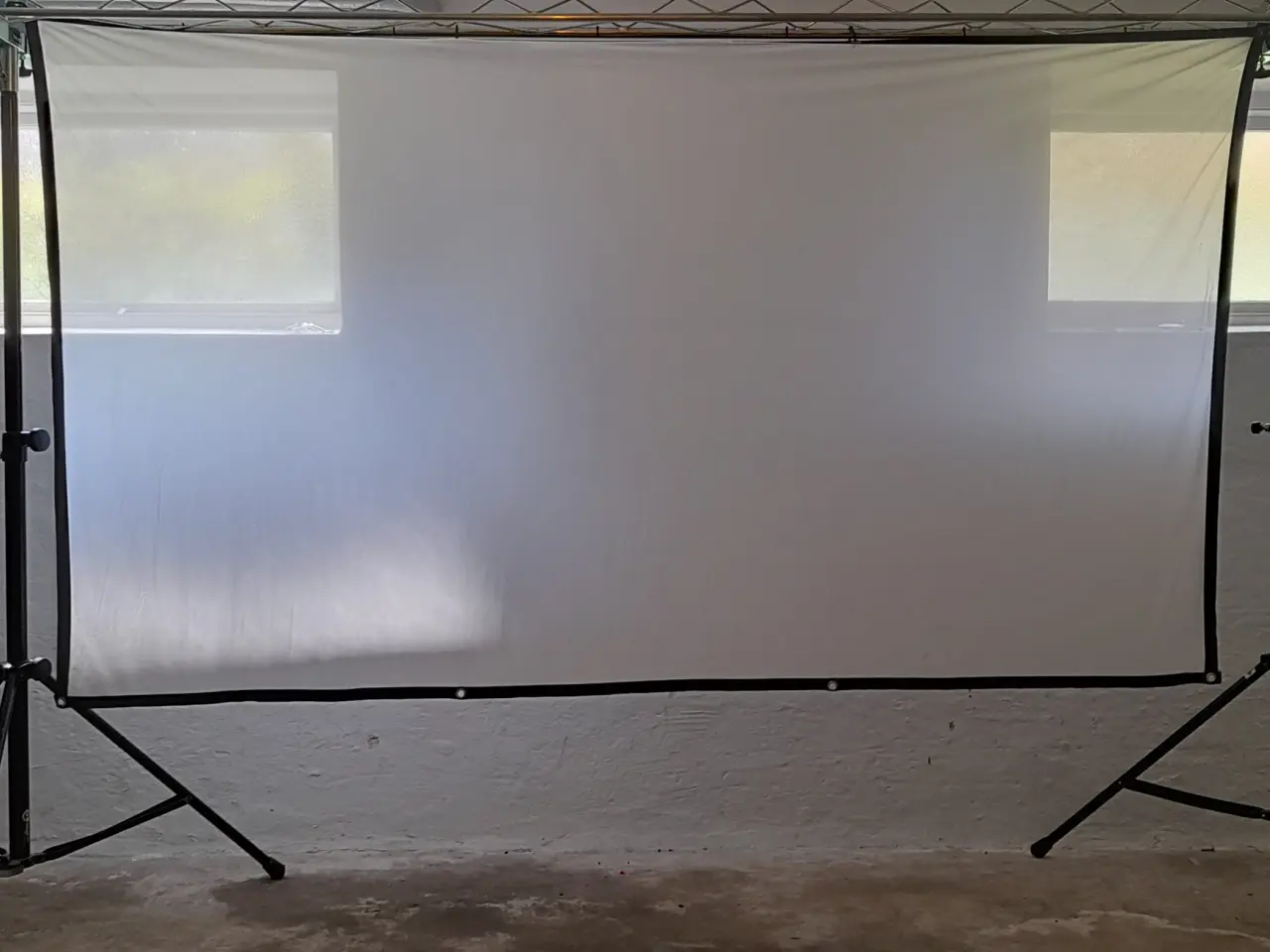 Billede 3 - Udlejes - Baggrunds-tæppe / Screen til projektor