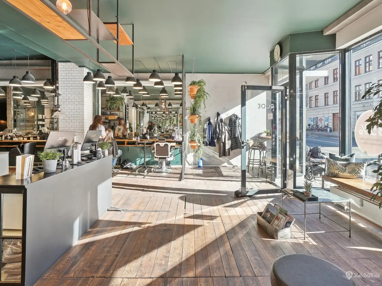 Billede 3 - Flot højtloftet butik /klinik /showroom på Valby Langgade