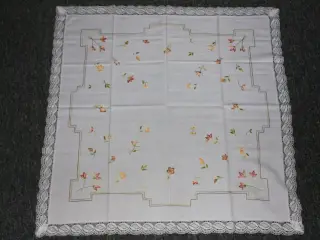 Lille broderet dug 100 x 100 cm