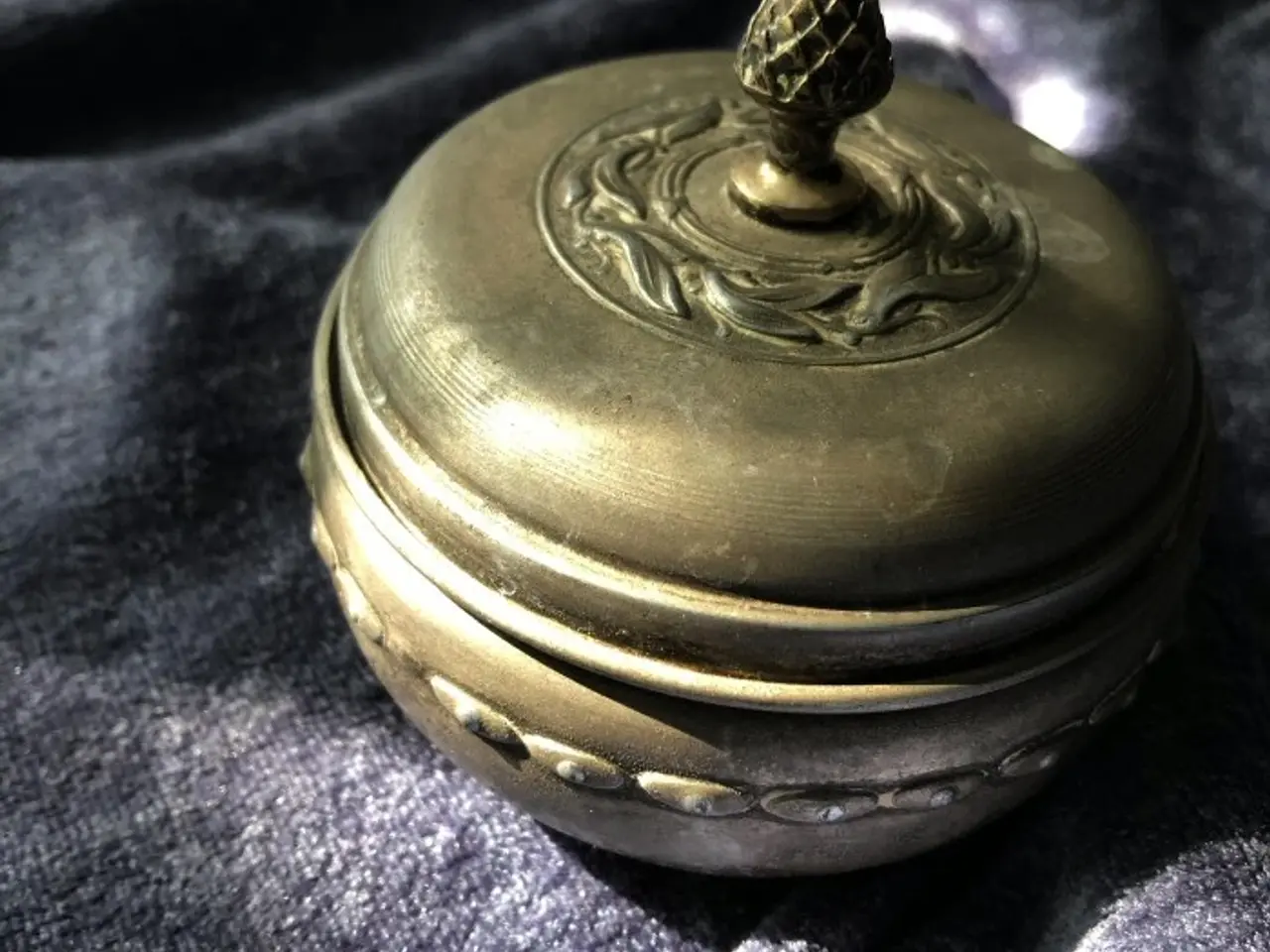 Billede 1 - Lille tin-dåse med fin ornamentik - 8 cm i diamete