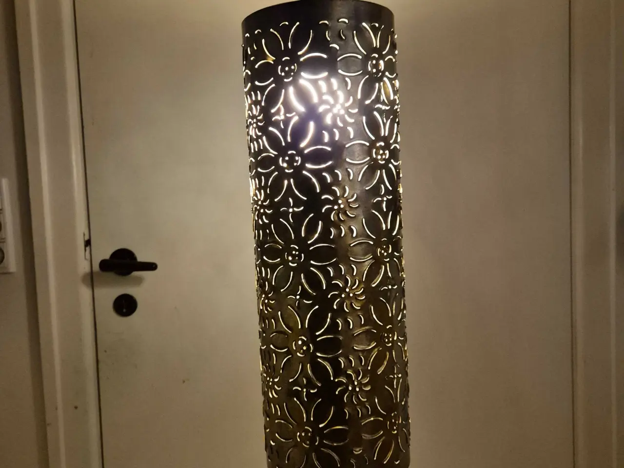 Billede 3 - Høje lamper med glade blomster-perforeringer