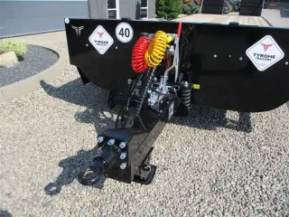 Tyrone 27TLL LANG MODEL med kombi bremser, både luft og hydrauliske bremser. Affjedret træk og affjedret aksler. Med hydrauliske ramper og værktøjskasse