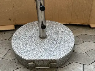 Parasol fod i granit på hjul