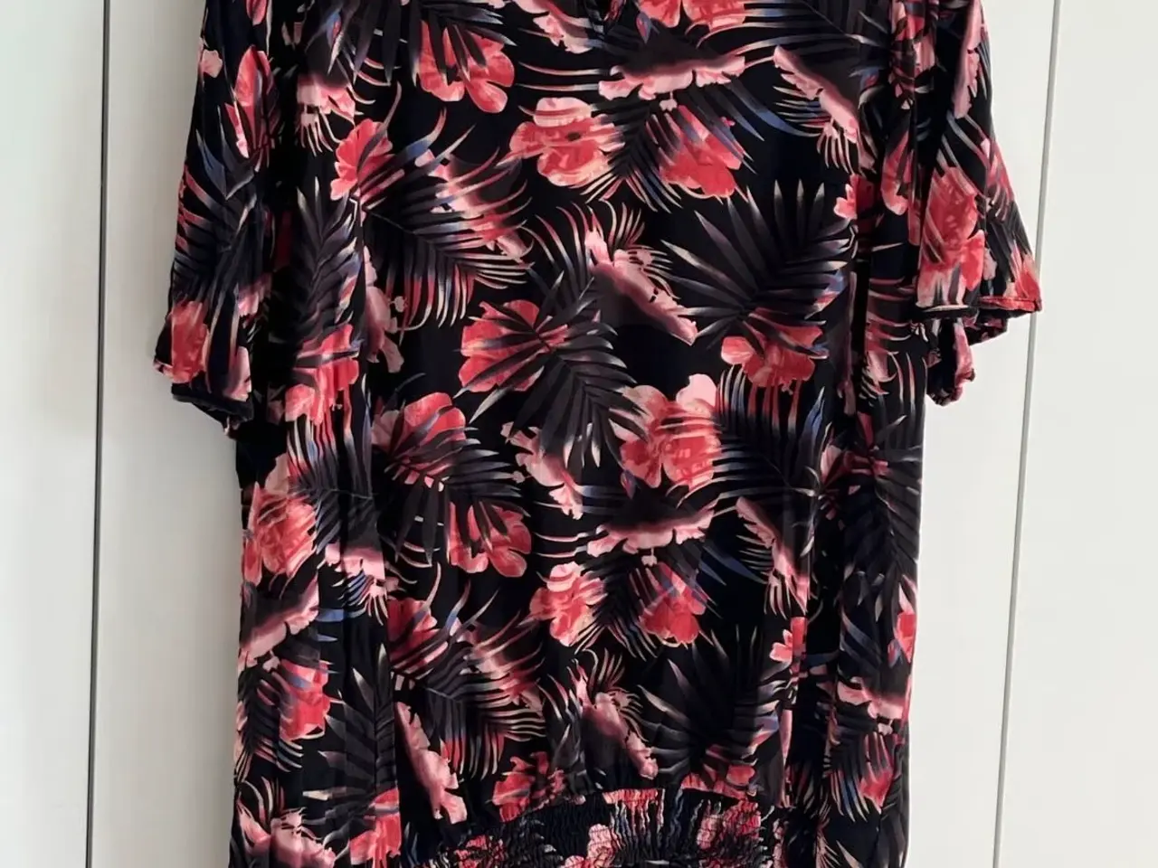 Billede 1 - Blomstret t-shirt fra Studio Clothing