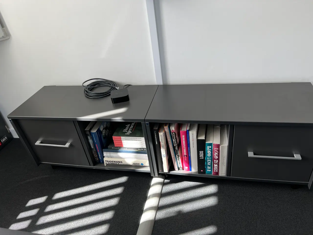 Billede 1 - Dencon lav reol med skab – grå