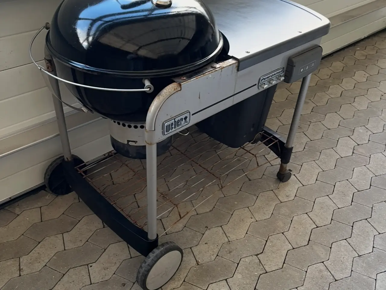 Billede 2 - Weber Kul grill på bord med hjul. 