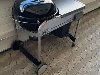 Weber Kul grill på bord med hjul.