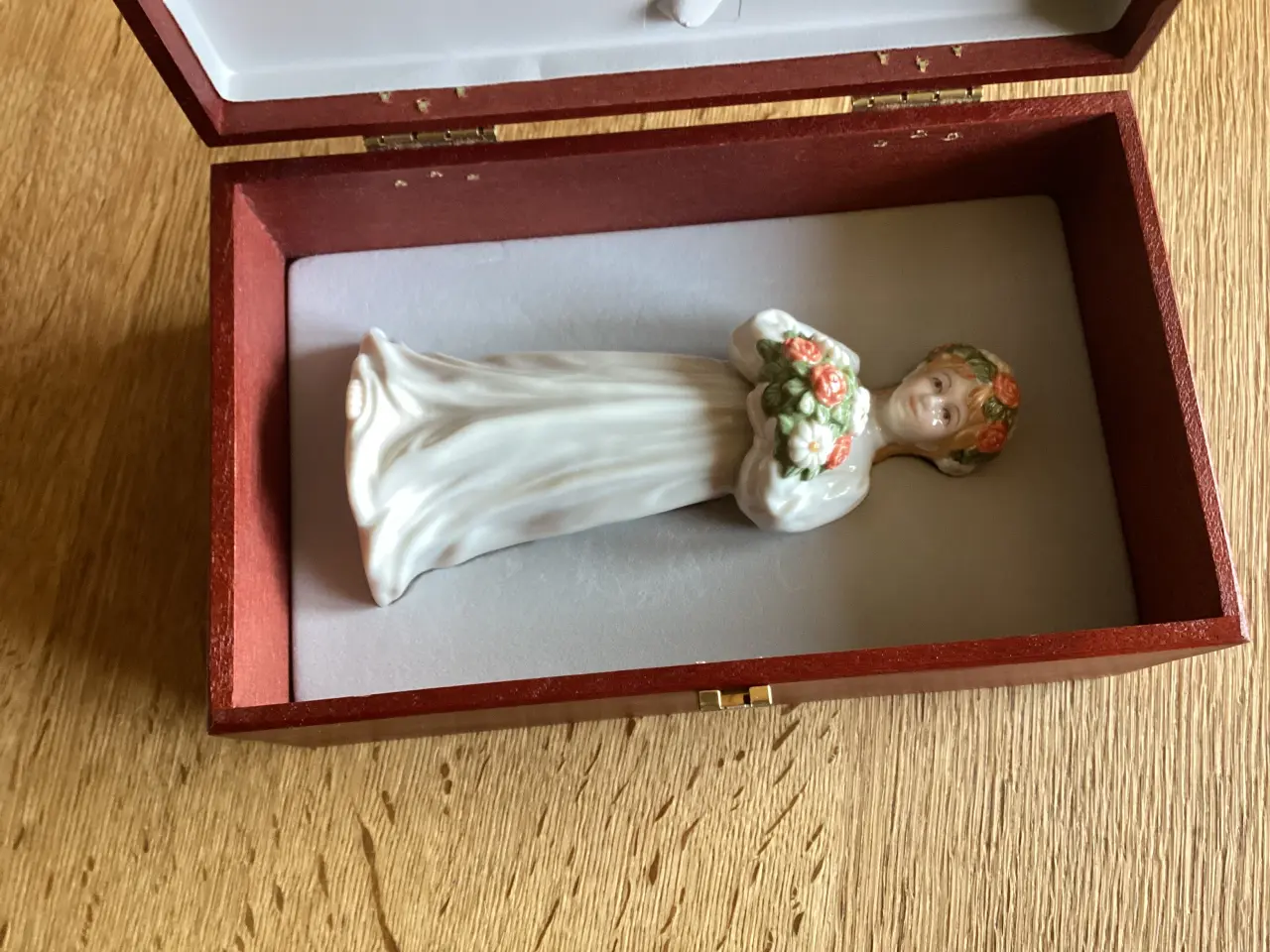 Billede 5 - KGL Pige m/buket og blomsterkrans i hår