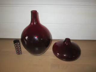 2 skønne røde vaser, den største 21 cm i H samlet