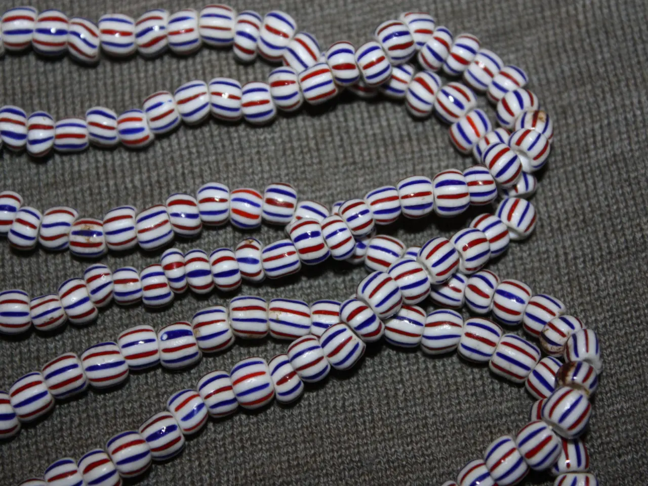 Billede 1 - Halskæde med perler i porselæn ca. 140 cm