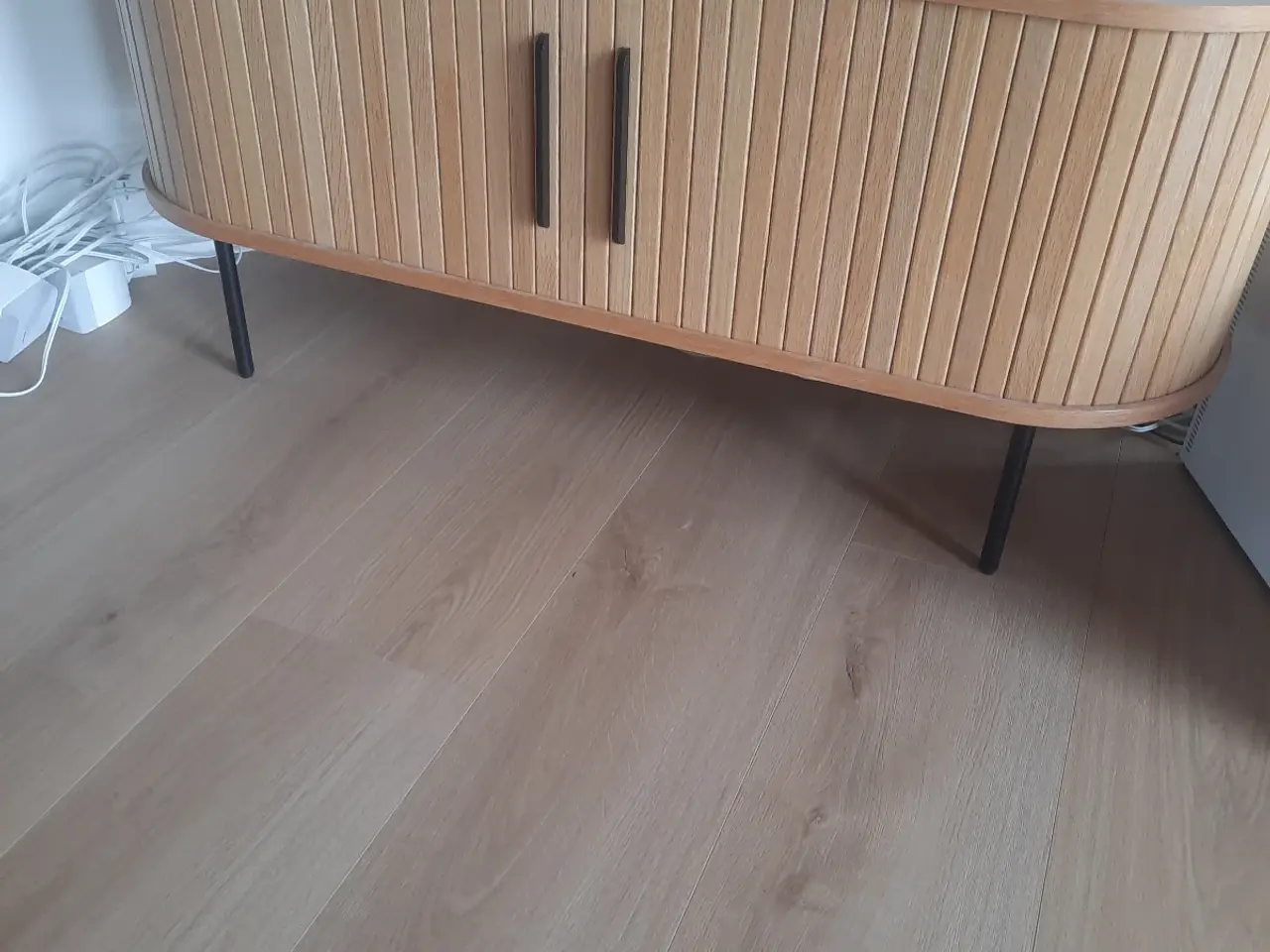 Billede 1 - Flot egetræ s skænk.