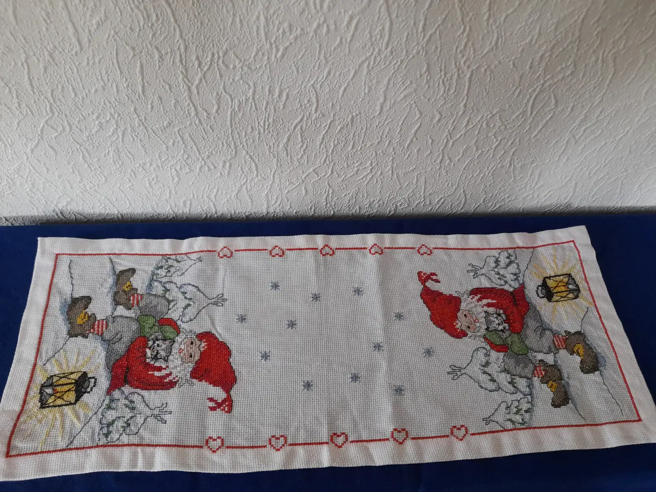 Billede 2 - Smuk broderet juleløber med nisse & kat.