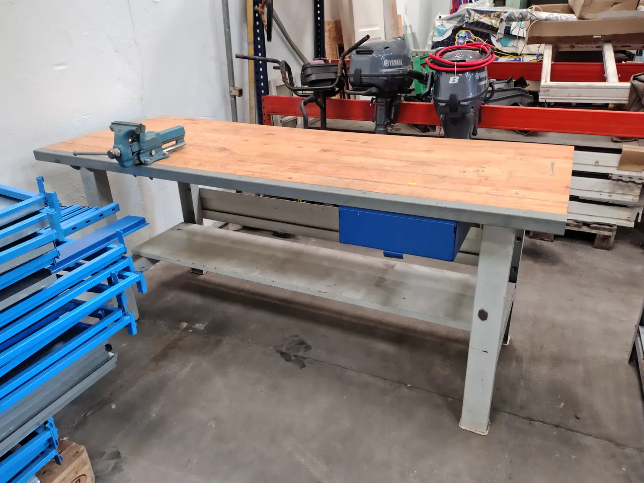 Billede 1 - Værkstedsbord med skruestik